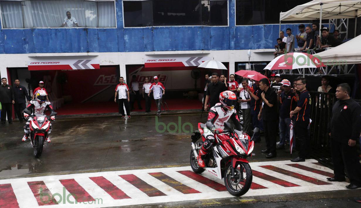 Marc Marquez keluar dari pit untuk menghibur penonton dengan menggunakan motor Honda CBR 150 di Sentul, Bogor, Minggu (14/2/2016). (Bola.co/Nicklas Hanoatubun)
