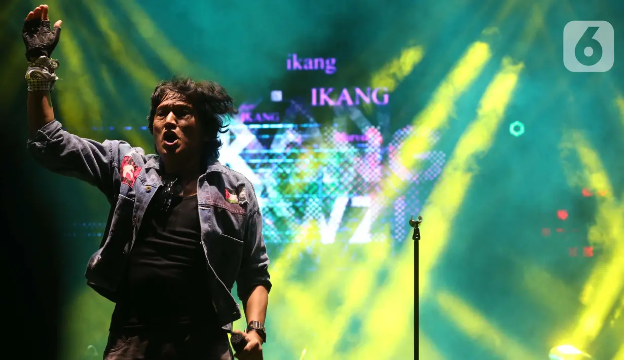 Selanjutnya, berturut-turut, Ikang Fawzi menyanyikan lagu Permata Hitam, Air Api, dan Salam Terakhir serta lainnya. (Liputan6.com/Helmi Fithriansyah)