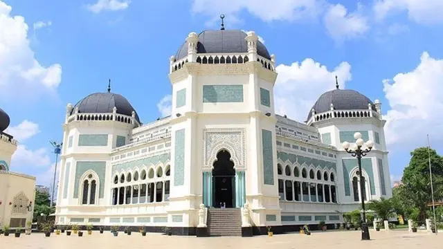 Masjid Raya Al-Mashun di kota Medan dibangun di masa kejayaan Kesultanan Deli