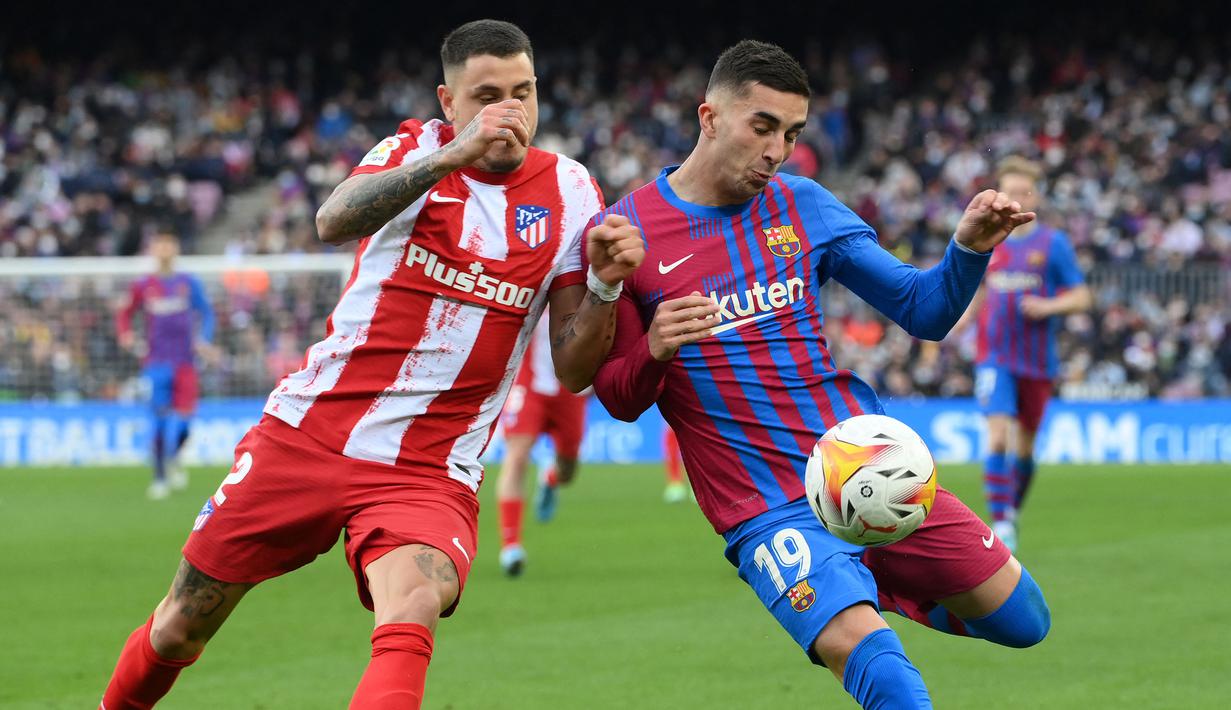 Ferran Torres mampu memanfaatkan sepenuhnya peran yang diberikan oleh pelatih Xavi Hernandez. Ia mampu meluncur ke sudut-sudut sempit lawan dan menyusahkan para bek mereka. Torres tercatat mampu mencetak 35 operan akurat, beberapa umpan kunci, dan terlibat dalam gol ketiga Barca. (AFP/Lluis Gene)