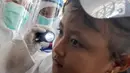Tim medis puskesmas memeriksa murid Sekolah Dasar Negeri pada lingkungan Kecamatan Kebayoran Lama di GOR Kebayoran Lama, Jakarta, Rabu (26/08/2020). Kegiatan ini bagian dari bulan imunisasi anak sekolah dan juga pemeriksaan kesehatan menyeluruh kepada murid SDN di DKI. (merdeka.com/Arie Basuki)