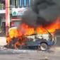 Mobil Ceryy bermuatan BBM  terbakar di Jalan Raya Genteng Banyuwangi. (Istimewa)