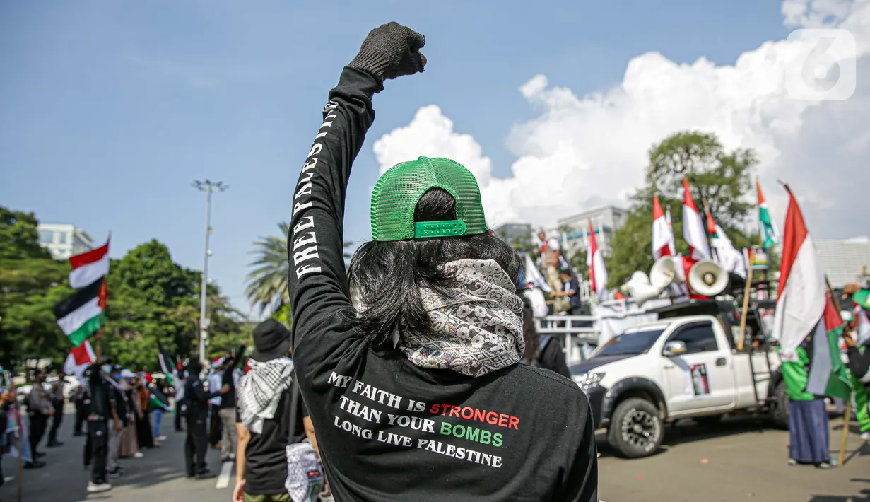 Massa Gerakan Pekerja Muslim Indonesia (GPMI) melakukan aksi solidaritas untuk Palestina di kawasan Thamrin Jakarta, Jumat (28/5/2021). Mereka menyuarakan keprihatinan atas tragedi kemanusiaan di Palestina, serta mewujudkan perdamaian dunia dan kemerdekaan atas Palestina (Liputan6.com/Faizal Fanani)