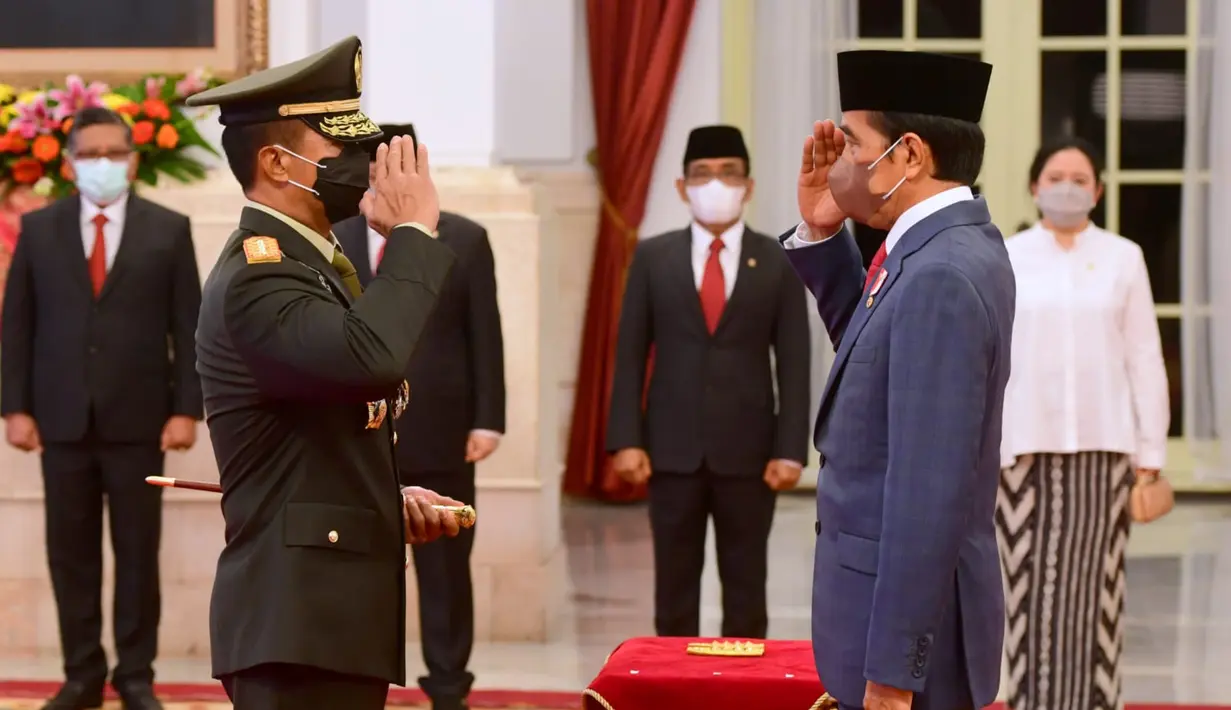 Presiden Joko Widodo dan Panglima TNI Jenderal Andika Perkasa saling memberi salam hormat saat pelantikan di Istana Negara, Jakarta, Rabu (17/11/2021). Andika Perkasa menggantikan Panglima TNI sebelumnya Marsekal Hadi Tjahjanto yang memasuki masa pensiun. (Foto: Biro Sekretariat Kepresidenan)