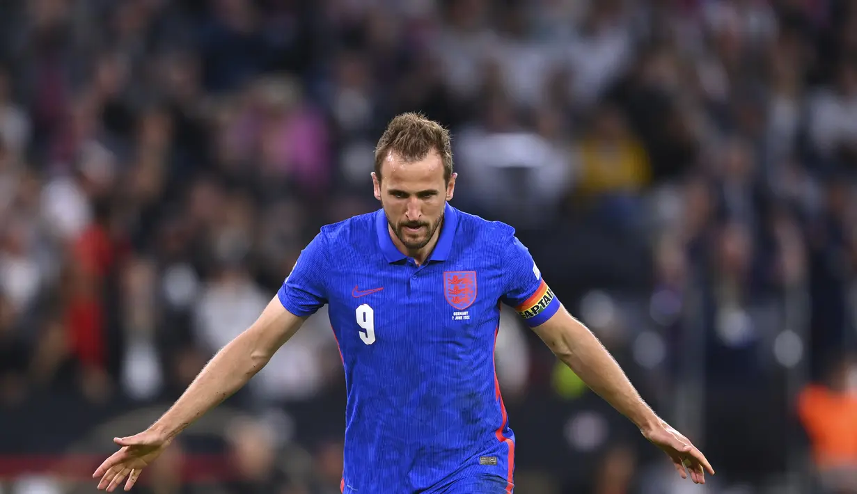 Penyerang Inggris, Harry Kane berselebrasi usai mencetak gol lewat titik penalti ke gawang Jerman pada pertandingan Grup A3 UEFA Nations League di Allianz Arena, Munich, Rabu (8/6/2022). Inggris bermain imbang dengan Jerman 1-1. (AP Photo/Markus Ulmer)