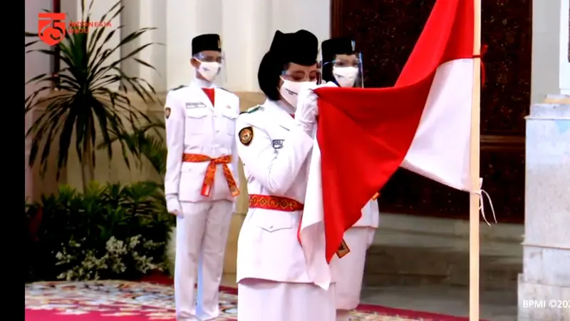 Presiden Jokowi mengukuhkan delapan anggota Paskibraka yang akan bertugas pada upacara HUT ke-75 RI di Istana