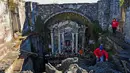 Wisatawan saat mengunjungi gereja San Juan Parangaricutiru di Angahuan, Meksiko, 17 Januari 2016. Gereja ini disebut sebagai keajaiban Tuhan karena luput dari sapuan lava gunung berapi pada  20 februari 1943 silam. (AFP PHOTO / Mario Vazquez)