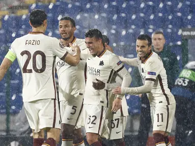 Gelandang AS Roma, Tommaso Milanese merayakan gol ke gawang CSKA Sofia pada laga pemungkas Grup A Liga Europa 2020/2021 di Vasil Levski, Jumat (11/12/2020) dini hari WIB. Roma menelan kekalahan dengan skor 1-3 dari CSKA Sofia. (AP Photo/Anton Uzunov)