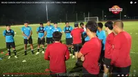 Pelatih Timnas Indonesia, Shin Tae-yong jewer Marckho Meraudje dalam sesi latihan di Piala AFF 2020. (Tangkapan layar YouTube PSSI).