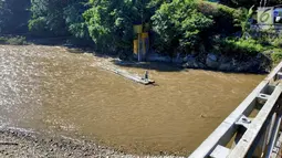 Bambu diikat seperti rakit kemudian diarak sepanjang puluhan kilometer menyusuri sungai Bone yang arus deras, tepatnya di Kabupaten Bone Bolango hingga berakhir di Kota Gorontalo. (Liputan6.com/Arfandi Ibrahim)