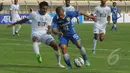 Pemain Persib, Tantan berusaha menerobos pertahanan New Radiant, Bandung, Rabu (25/2/2015). Persib menang 4-1 atas tamunya New Radiant di laga perdana AFC Cup 2015 (Liputan6.com/Herman Zakharia)