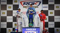 Pembalap muda Indonesia Qarrar Firhand Ali (kanan) saat berada di podium ketiga pada kejuaraan gokart internasional Rok Super Final yang berlangsung di Lonato, Italia (istimewa)