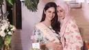 Nah, kalau yang satu ini adalah acara Bridal Shower Nabila beberapa waktu lalu. Off shoulder dress bermotif dedaunan ini sangat pas  dipakai si ibu hamil. Tampilannya menjadi lebih fresh, bukan? (Instagram/nsyakieb85)