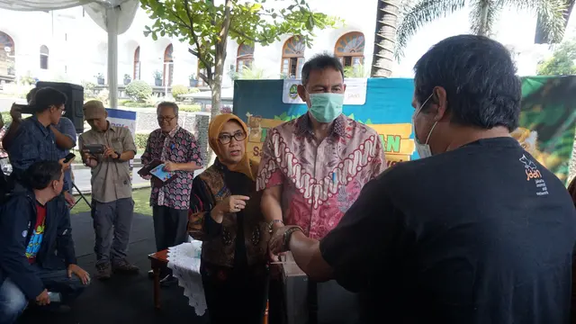 Lepas liar monyet ekor panjang di Bandung