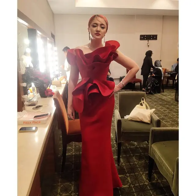 Pesona Lady in Red Marshanda di Gala Premiere La Tahzan, Pakai Gaun Merah Terinspirasi Bunga Mawar