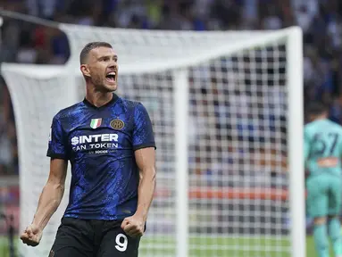 Penyerang Inter Milan, Edin Dzeko berselebrasi usai mencetak gol ke gawang Genoa pada pertandingan perdana Liga Serie A Italia di stadion San Siro di Milan, Italia, Sabtu (21/8/2021). Inter Milan menang telak atas Genoa dengan skor 4-0. (Spada/LaPresse via AP)