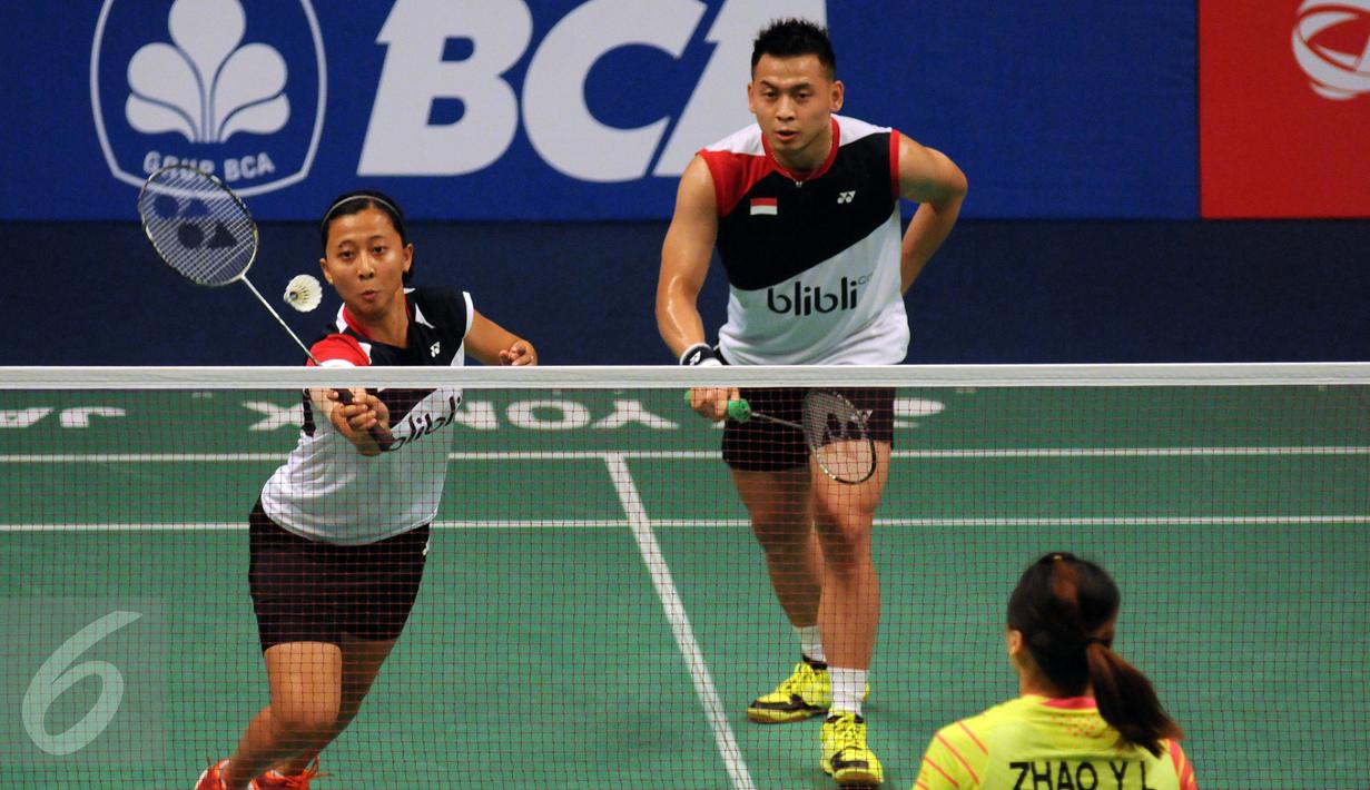 Ganda campuran Indonesia, Riky Widianto/Richi Puspita Dili mengembalikan bola ke arah pemain Tiongkok Zhang Nan/Zhao Yunei di 16 besar BCA Indonesia Open 2016, Jakarta, Kamis (2/6). Riky/Richi kalah 21-18, 16-21, 13-21. (Liputan6.com/Helmi Fithriansyah)