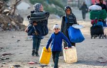 FOTO: Derita Warga Palestina Berbondong-bondong Mencari Perlindungan di Tengah Bulan Ramadan