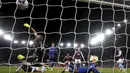 Bek Chelsea Axel Disasi (tengah) mencetak gol ketiga timnya ke gawang Aston Villa sebelum dianulir karena pelanggaran melalui VAR dalam laga pekan ke-35 Premier League 2023/2024 yang digelar di Villa Park, Minggu (28/4/2024) dini hari WIB. (Nick Potts/PA via AP)