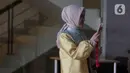 Dengan kawalan petugas, Nicke Widyawati langsung meninggalkan gedung Merah Putih KPK. (Liputan6.com/Herman Zakharia)