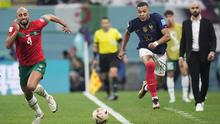 Pemain Maroko,&nbsp;Sofyan Amrabat (kiri) dan pemain Prancis, Kylian Mbappe berebut bola saat laga semifinal Piala Dunia 2022 yang berlangsung di Al Bayt Stadium, Qatar, Rabu (14/12/2022). (AP Photo/Manu Fernandez)
