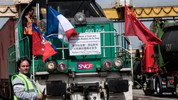 Petugas berada di dekat kereta barang dari China yang tiba di stasiun Saint-Priest, Lyon, Prancis, (21/4). Kereta ini mengangkut 41 kontainer dan menempuh perjalanan sepanjang 11.500 km dan memakan waktu selama 15 hari. (AFP PHOTO/JEFF PACHOUD)