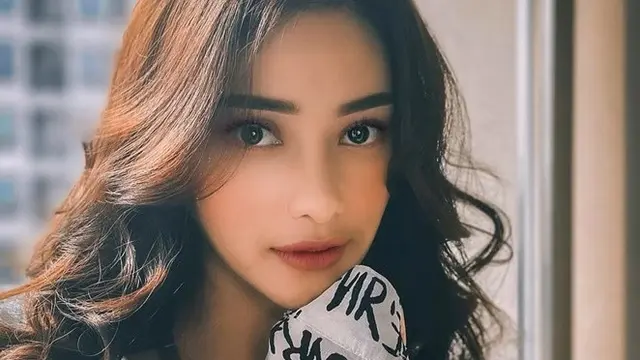 Jadi Lawan Main Rizky Billar, Ini 6 Pesona Aktris Devina Kirana
