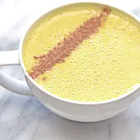 Minum teh atau kopi latte mungkin sudah biasa. Namun di Inggris, saat ini sedang tren minuman kunyit alias turmeric latte.
