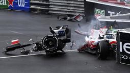 Pembalap Tim Haas, Mick Schumacher mengalami kecelakaan saat Formula 1 GP Monako yang berlangsung di Circuit de Monaco, Minggu, 29 Mei 2022. (AP/Pool/Christian Bruna)
