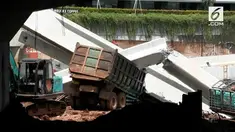 Enam batang Gilder atau pondasi flyover TB Simatupang roboh.