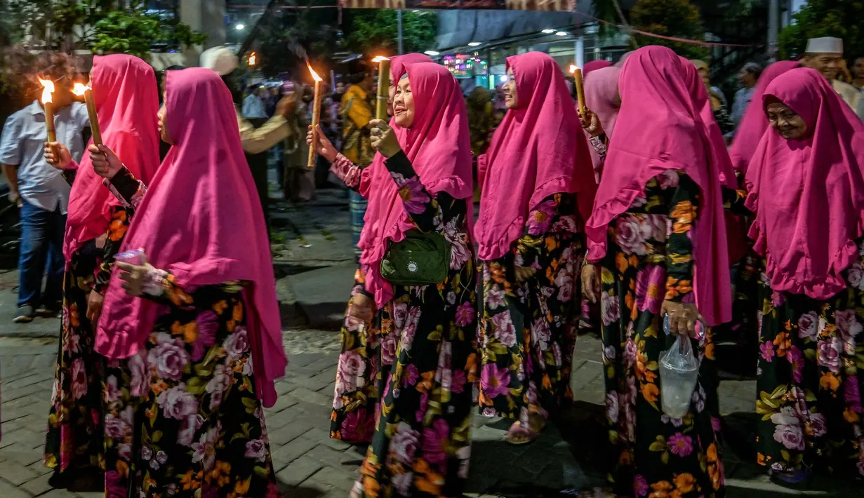Pawai obor malam Tahun Baru Islam 1 Muharram 1447 H menjadi simbol komitmen masyarakat untuk menyambut tahun baru dengan semangat perubahan positif. (Juni KRISWANTO/AFP)