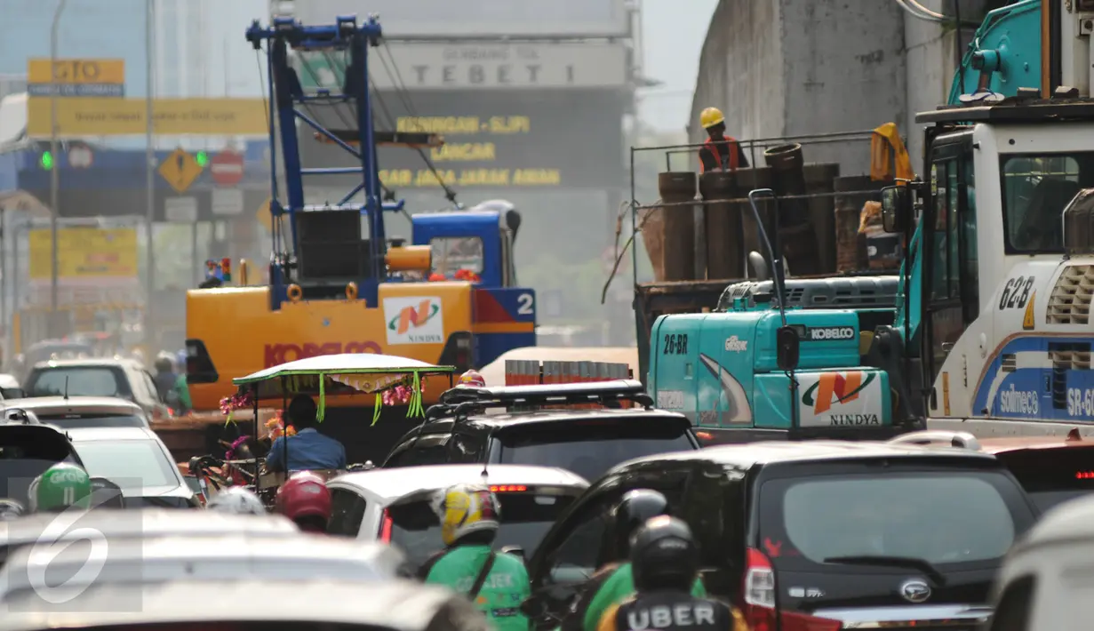 Kepadatan kendaraan karena imbas pembangunan flyover Pancoran di Jalan MT Haryono, Jakarta, Selasa (11/4). Pembangunan flyover ditargetkan rampung pada Desember 2017. (Liputan6.com/Yoppy Renato)