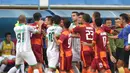 Pemain Surabaya United beradu argumen dengan pemain Borneo FC pada babak 8 besar Piala Jenderal Sudirman di Stadion Maguwoharjo, Sleman, Minggu (13/12/2015). (Bola.com/Nick Hanoatubun)