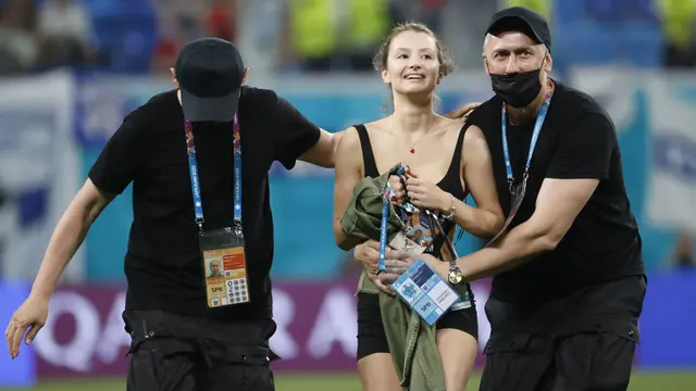 Foto Piala Eropa: Penyusup Cantik Berhentikan Pertandingan antara Finlandia Melawan Belgia pada Laga Grup B Euro 2020