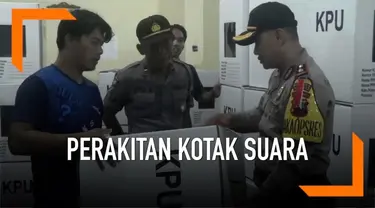 Perakitan kotak suara di Magelang, Jawa Tengah mulai dilakukan. Demi menjaga keamanan, aparat turut mengawasi proses tersebut.