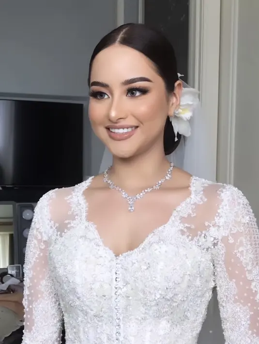 Untuk riasan wajah, Amanda memercayakan tangan handal MUA Juanda Hasid Sorumba di hari pernikahannya