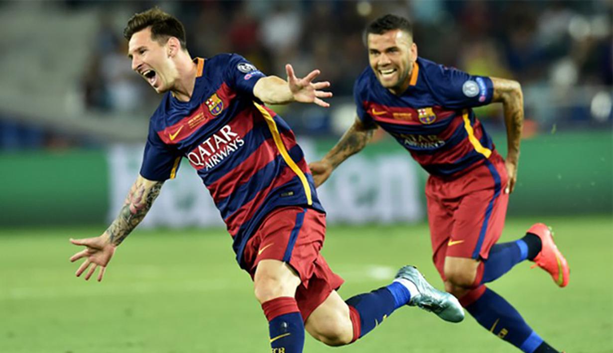 Bintang Barcelona, Lionel Messi bersama Daniel Alves merayakan gol usai membobol gawang Sevilla pada laga UEFA Super Cup di Tbilisi, Georgia, Selasa (11/8/2015). Bercelona menang 5-4 atas Sevilla. (AFP Photo/Kirill Kudryavtsev)