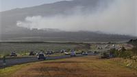 Asap berhembus melintasi lereng gunung berapi Haleakala di Maui, Hawaii, saat api membakar wilayah pedalaman Maui pada Selasa, 8 Agustus 2023. (Matthew Thayer/The Maui News via AP)