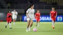 <p>Pemain Timnas putri Indonesia, Safira Ika menguasai bola pada laga eksibisi antara 6 pemain Timnas Putri Indonesia menghadapi 30 pemain SSB Putri Surakarta FC U-12 dalam rangkaian acara penutupan Piala Presiden 2024 di Stadion Manahan, Solo, Minggu (4/8/2024). (Bola.com/Bagaskara Lazuardi)</p>