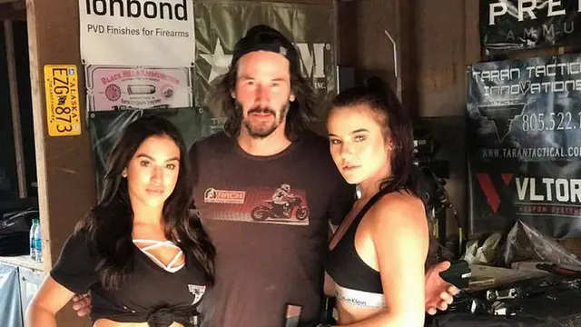 Keanu Reeves Tak Pernah Sentuh Wanita meski Sedang Foto Bareng