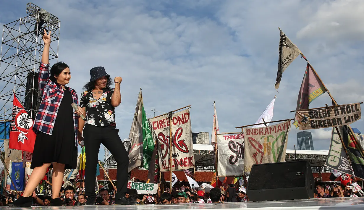 Nama Gita Gutawa disebut sebagai artis yang baru pertama kali menjadi pasangan kolaborasi grup band Slank. Menurut Slank, biasanya kolaborasi dilakukan Slank bersama ayahnya, Erwin Gutawa. (Bambang E. Ros/Bintang.com)