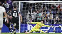 Gelandang Arsenal asal Brasil Gabriel Martinelli (kiri) mencetak gol kedua timnya selama pertandingan leg kedua perempat final Liga Champions UEFA antara Real Madrid CF dan Arsenal di Stadion Santiago Bernabeu di Madrid pada 16 April 2025.OSCAR DEL POZO / AFP