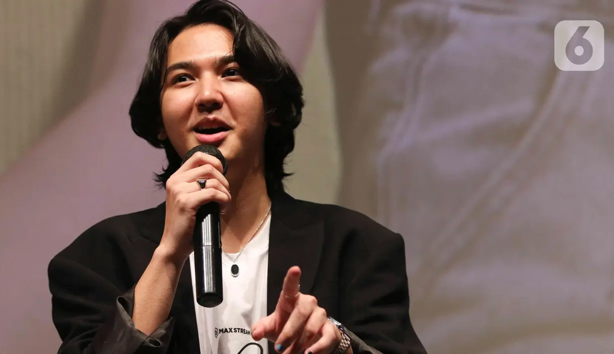 Aktor Ari Irham saat konferensi pers film Kau & Dia 2 di Jakarta, Kamis (30/6/2022). Film Kau & Dia 2 ini adalah film sekuel atau lanjutan dari film Kau & Dia yang telah dirilis pada tahun 2021. (Liputan6.com/Herman Zakharia)