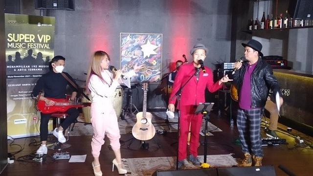 Sandhy Sondoro saat tampil di Super VIP Music Festival yang dipersembahan GOKS Entertainment di aplikasi Bigo Live.