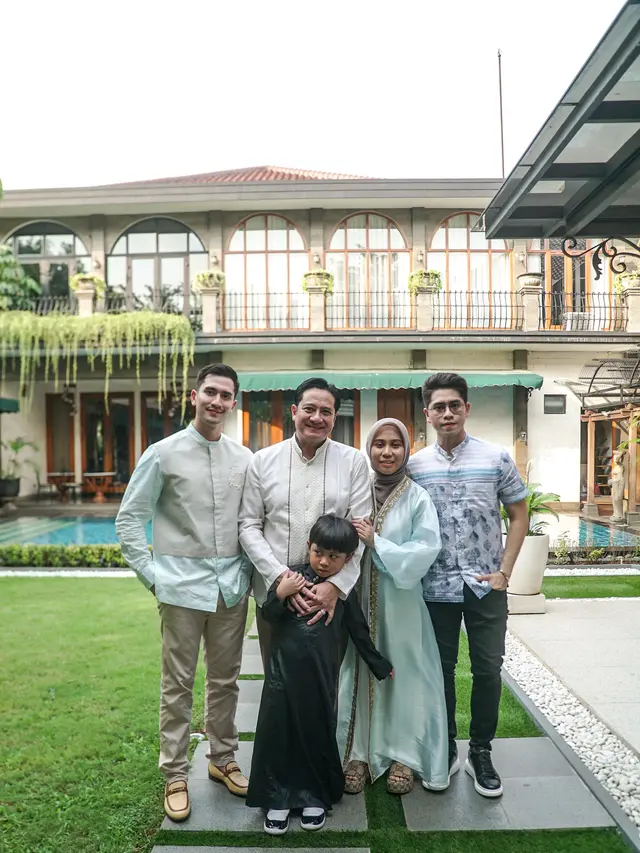 Verrell Bramasta bersama Keluarganya.