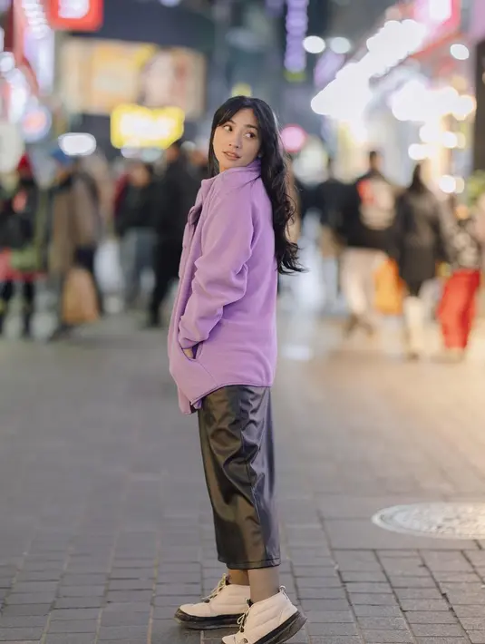 Kali ini Hesti Purwadinata memamerkan OOTDnya di Korea Selatan mengenakan outer berwarna ungu muda. Penampilannya dipadukan dengan rok kulit berwarna hitam dan sneakers putih-hitam. [Foto: Instagram/hestipurwadinata]