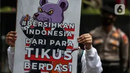 Massa dari gerakan #BersihkanIndonesia melakukan aksi damai di depan Gedung KPK Merah Putih, Jakarta, (9/11/2021). Aksi tersebut menyerukan bangkitnya semangat muda dan kepahlawanan untuk membawa Indonesia dari situasi multi-krisis yang salah satu pangkalnya adalah korupsi. (Liputan6.com/JohanTallo)