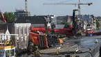 Dua mesin derek jatuh ke rumah warga di Alphen aan den Rijn, Belanda, Senin (3/8/2015) waktu setempat. Dua mesin derek yang sedang memperbaiki jembatan ambruk ke rumah yang ada di dekatnya dan melukai 20 orang. (AFP PHOTO/ANP/LEX VAN LIESHOUT)