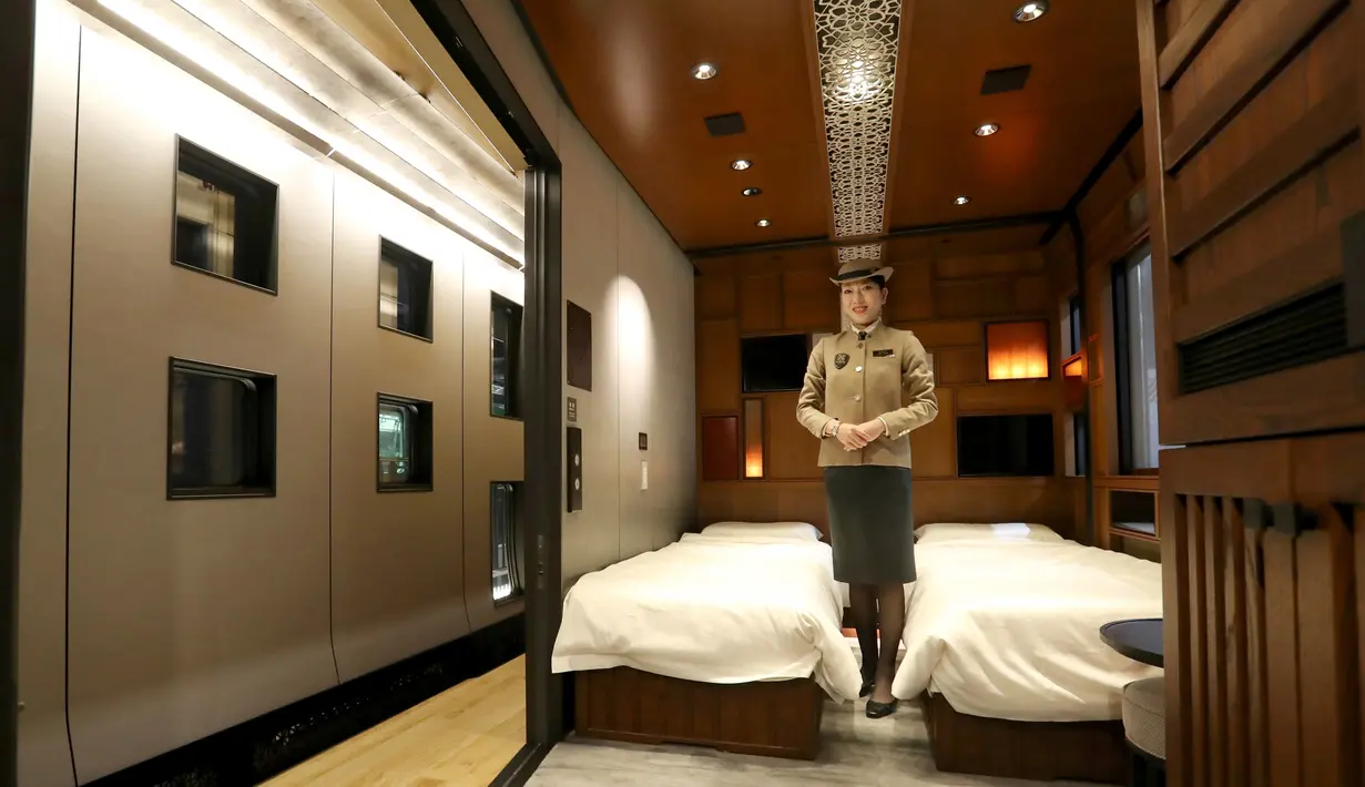 Salah satu kamar yang berada di kereta api mewah "Train Suite Shiki-Shima" di Tokyo, Jepang, 16 Maret 2017. Tiap suite Shiki-Shima difasilitasi ruangan dua tingkat, kamar mandi dan toilet, ruang penyimpanan, serta tempat tidur. (str/JIJI PRESS/AFP)