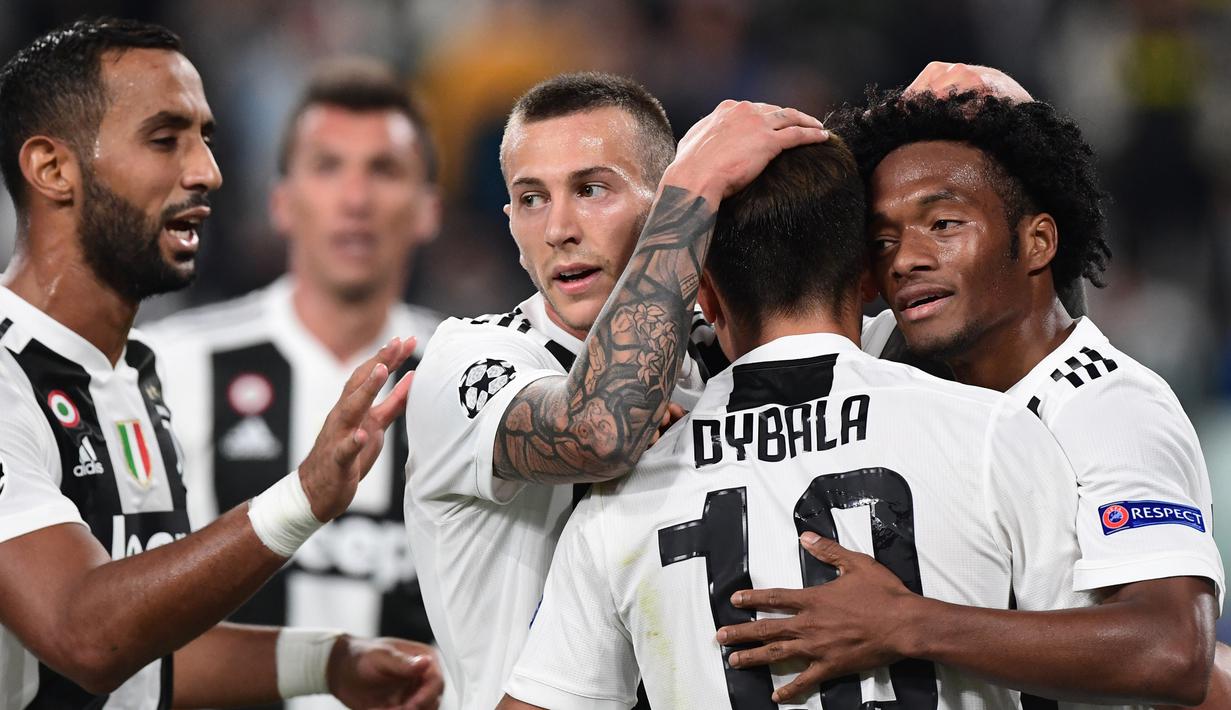 Para pemain Juventus merayakan gol yang dicetak Paulo Dybala ke gawang Young Boys pada laga Liga Champions di Stadion Juventus, Turin, Selasa (2/10/2018). Juventus menang 3-0 atas Young Boys. (AFP/Miguel Medina)